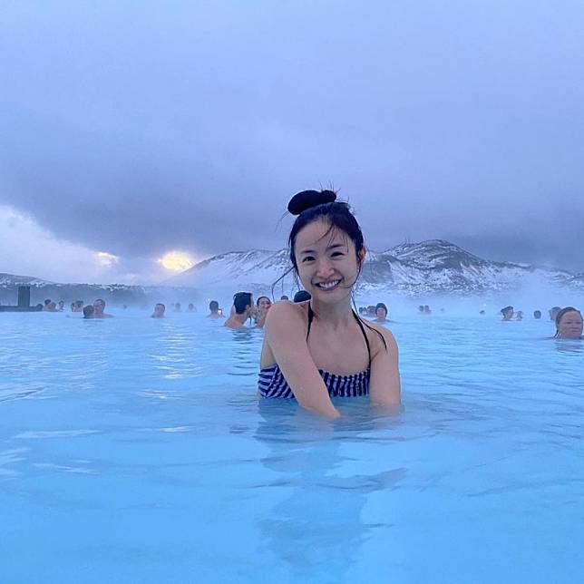 林依晨分享在冰島的泳裝照。(翻攝自IG)