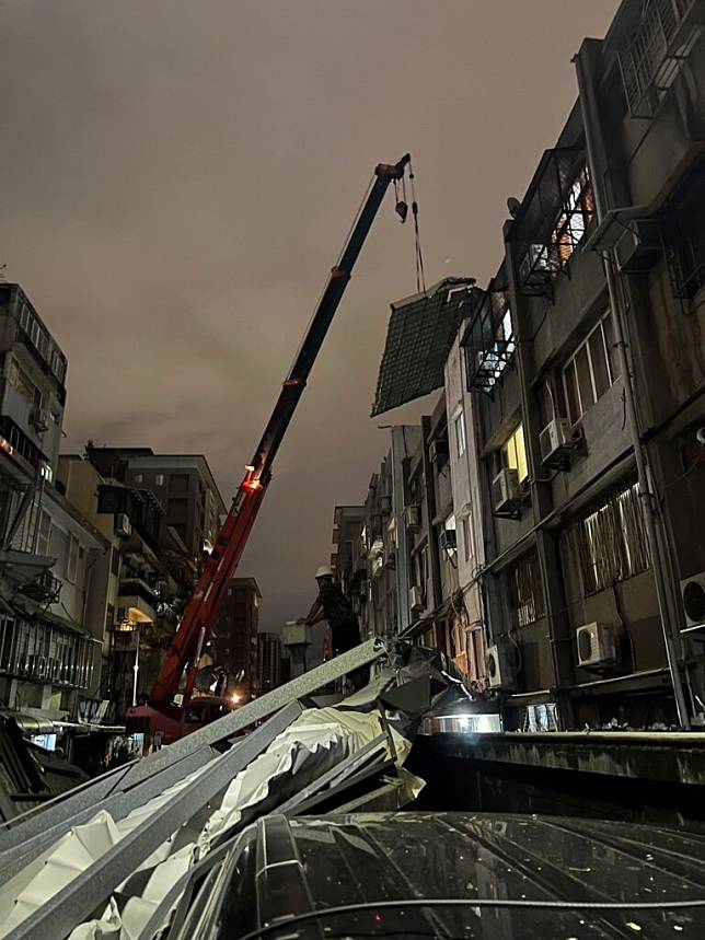 康芮強颱造成延壽街鐵皮屋頂掀落（圖／台北市建管處）