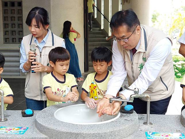 市長黃偉哲示範正確洗手步驟，提醒小朋友勤用肥皂洗手。（記者葉進耀攝）