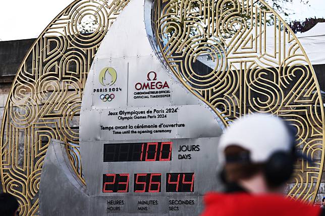 This is the countdown clock under the Eiffel Tower. (Xinhua/Gao Jing)