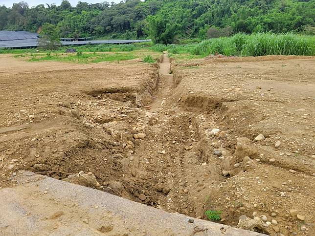 高雄市大樹區和山里光電案開發場因為山頭被剷平而光禿禿一片，當地居民憂心大雨造成泥流滾滾，危及安全。（圖：立委柯志恩辦公室提供）