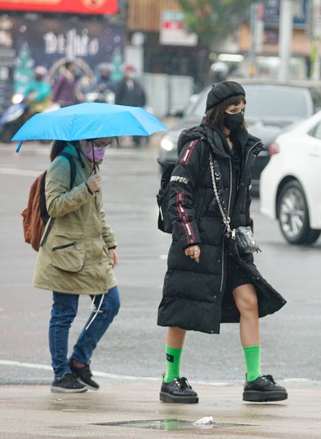 8日又有一波冷氣團將影響台灣，「先乾後濕」天氣型態讓下波冷氣團到來時，體感溫度比實際溫度更冷。 圖：張良一／攝