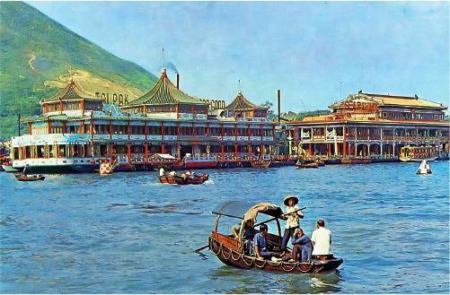 明信片記錄了昔日船家載人往返海鮮舫的情景。圖左為1970年代的太白海鮮舫，右為海角皇宮。（冼培安提供）