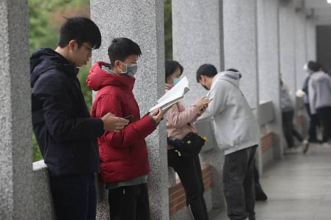 114學年度學科能力測驗19日舉行第2天考試，考生如穿戴連帽衣服，或使用耳塞、口罩、手套、圍巾、非電子式傳統型暖暖包等，須配合監試人員檢查，以進試場後不影響辨識面貌為原則。中央社記者吳家昇攝114年1月19日