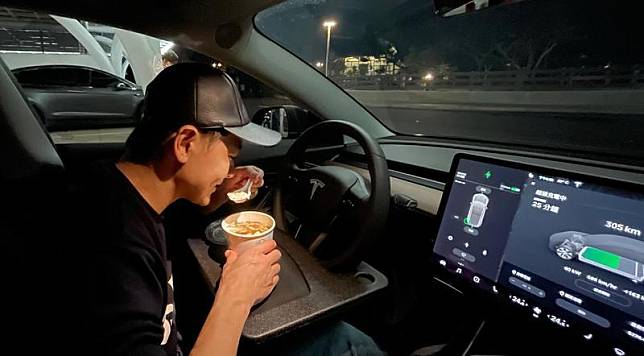 林志穎貼出車上吃豆花的照片，重點當然不是豆花而是車。（翻攝自林志穎臉書）