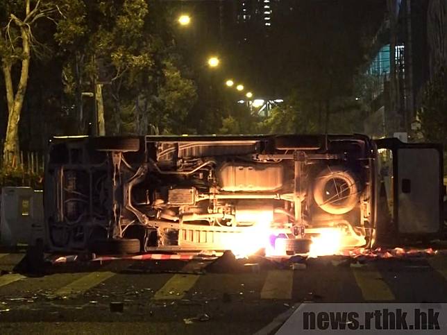 一輛客貨車在尚德廣場外被焚。（鄭鈞祺攝）