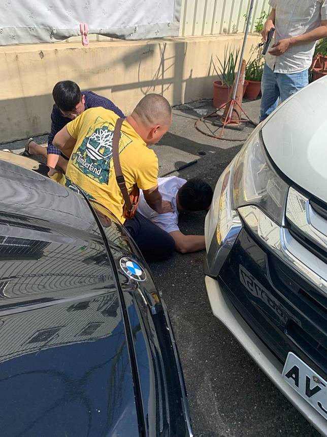 新化警方查獲詐騙取款車手與收水人員。（民眾提供）