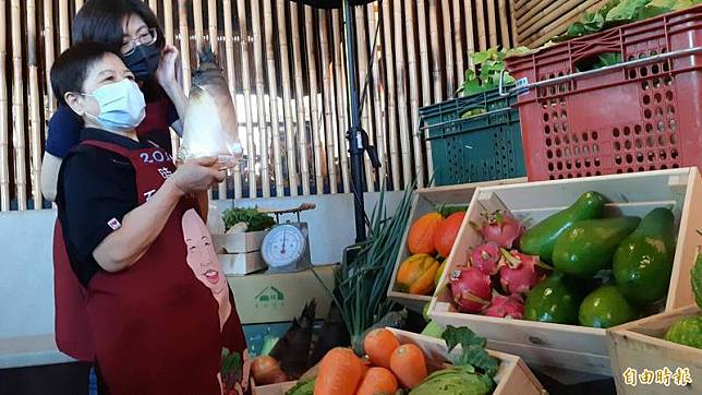 陳樹菊3年前已從菜攤退休，今天台東縣府特別布置一個菜攤，讓她重溫賣菜生活。(記者黃明堂攝)