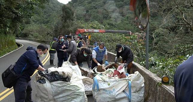 陽明山又遭廢棄物丟棄　保七警追逮嫌犯嚴懲不法