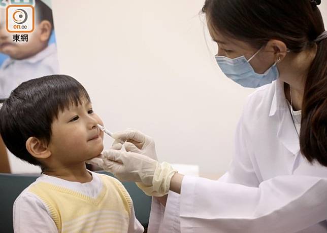 專家建議政府擴大「噴鼻式疫苗」，讓中小學生選擇接種。