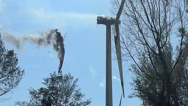 台電位於麥寮保安林地的風場第17號發電機組今天中午起火，火燒中的葉片玻璃纖維，帶著火勢濃煙隊落樹林，有人形容像是墜機般可怕。記者蔡維斌／攝影
