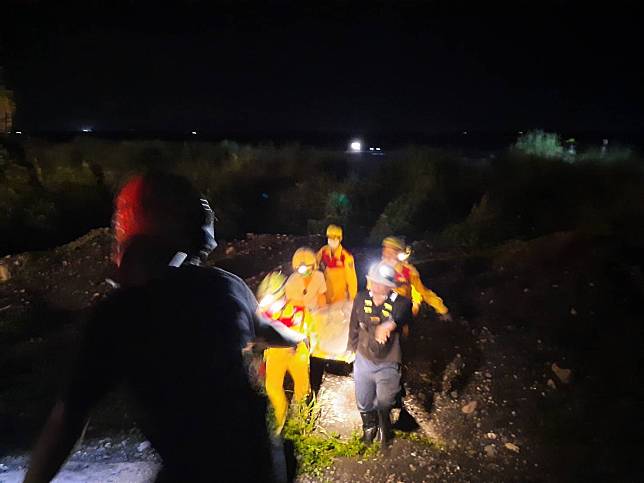 一架輕航機墜落屏東縣高樹鄉南華橋附近溪床並起火，消防局獲通報後前往現場滅火，並發現2具屍體。   圖 ： 民眾 ／提供