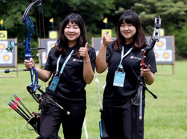 南應科大射箭隊雙胞胎朱淳瑩（左）和朱惠瑩。林嘉欣／攝影。