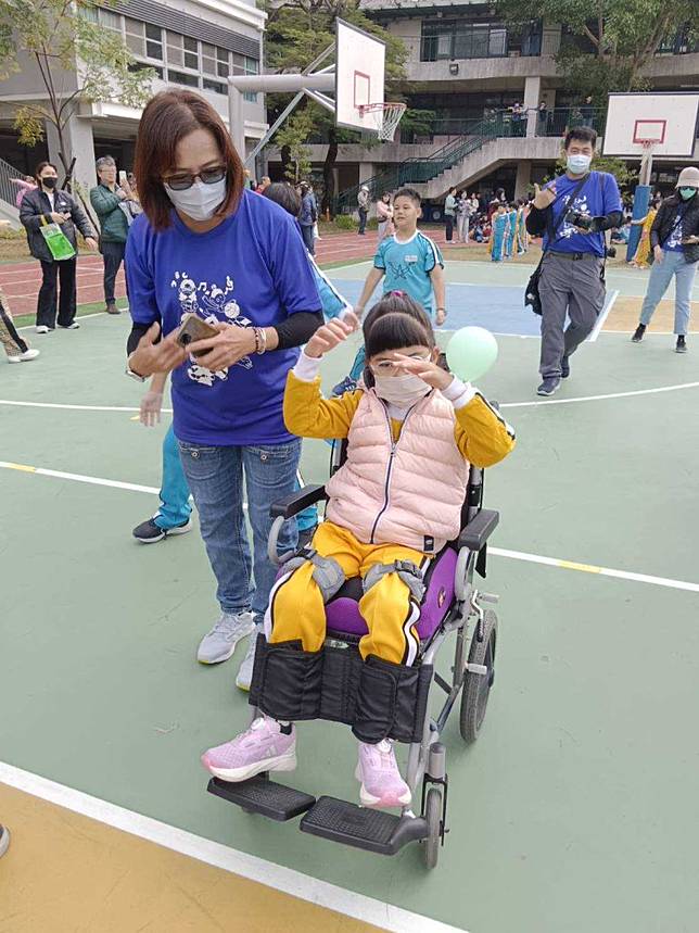 特教助理員協助特教學生融入校園生活。