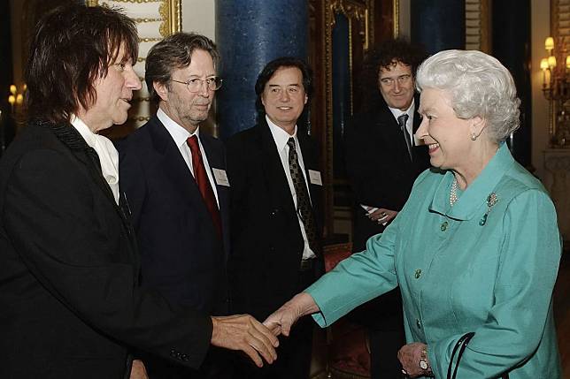 ▲2005年，女王與四位傳奇吉他手 Jeff Beck、Eric Clapton、Jimmy Page、Brian May 會面，這大概是這些吉他英雄們難得要向別人介紹自己的時候。