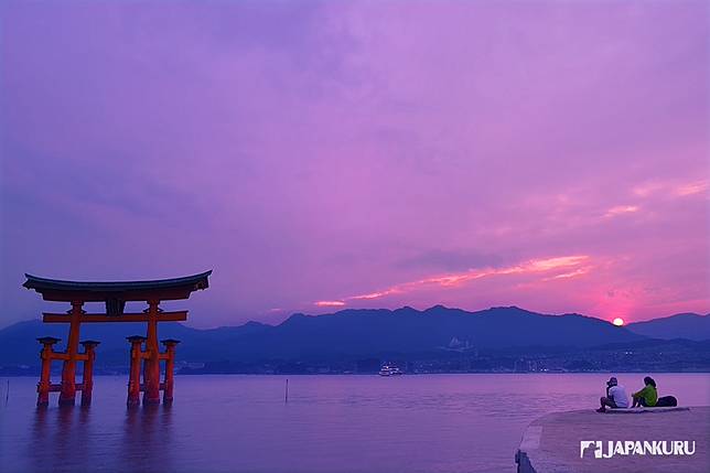 
<p>日本酷樂小跟班之前曾以《在世界的角落》這部日劇為主題，帶大家遊了一遍廣島，其中便提到過嚴島神社。建於平安時代，嚴島神社至今已有1400多年歷史。由於建造在海上，每到漲潮時，包括大家熟悉的大鳥居、社殿、廊道等四周都是汪洋一片，步行於其中有種似園林非園林的趣味感，是平安時代美感與趣味性兼具的建築的最佳代表之一。一年四季潮汐不同，嚴島神社也如千面女郎般，讀她千百遍不厭倦。<a href=