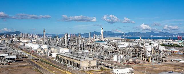 This undated file photo shows the Huizhou Daya Bay Petrochemical Industrial Park where the Huizhou Phase III Ethylene Project and the Polycarbonate Project are located, in Huizhou, south China's Guangdong Province. (Xinhua)