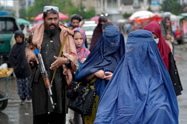 在阿富汗首都喀布爾，幾位穿著波卡罩袍的女性走過了一個傳統市場。（點擊右側看更多） 美聯社 / 達志影像