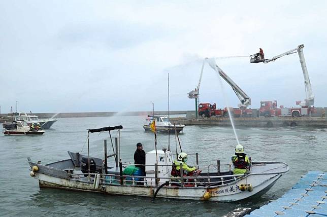竹市消防局進行漁船起火搶救項目演練，也是全國首次結合民間漁船業者搭載消防人員操作移動式泵浦於海面執行滅火任務。（記者曾芳蘭攝）