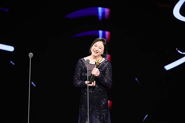 陸小芬在台上落淚，感謝導演傅天余給了她這麼溫暖及適合她的劇本。（台北電影獎提供）