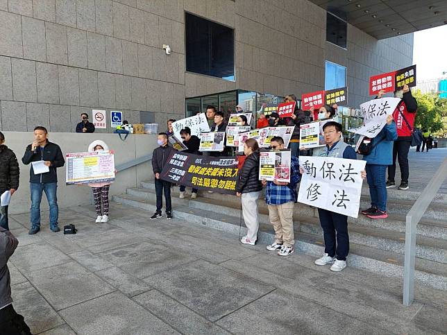 多個公民團體到中市府前抗議虐貓案件處理不當，市府動保處表示，皆依法辦理保障動物福利。（圖：寇世菁攝）