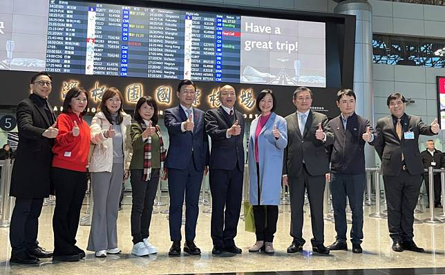 美國新任總統川普即將舉行就職典禮，台灣由立法院長韓國瑜（右5）率領跨黨派立委慶賀代表團赴美參與，18日代表團啟程前在桃園機場比讚留影。（中央社）