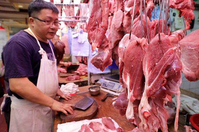 A butcher at the Sha Tin Market. Hong Kong has been hit with record pork prices driven by an African swine fever outbreak on the mainland. Photo: May Tse