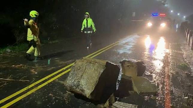 連日降雨，基隆市外木山湖海路今天晚上發生落石，還好落石沒有砸到人車。(記者林欣漢翻攝)