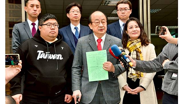民進黨立院黨團總召柯建銘等人昨到憲法法庭遞交補充理由狀，急拚釋憲及暫時處分。呂志明攝
