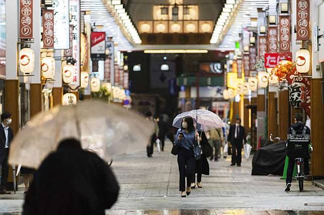 新冠疫情除對日本經濟造成打擊外，社會風氣也使民眾在防疫時承受極大壓力。（美聯社）