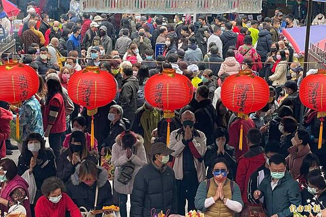 明天(28日)是大年初一，許多民眾都會外出走春，或是到廟宇祈福。(資料照)