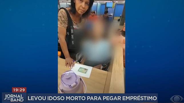 巴西女子推著已去世叔叔遺體上銀行，試圖矇混申請貸款。（圖／翻攝自Band Jornalismo新聞影片）