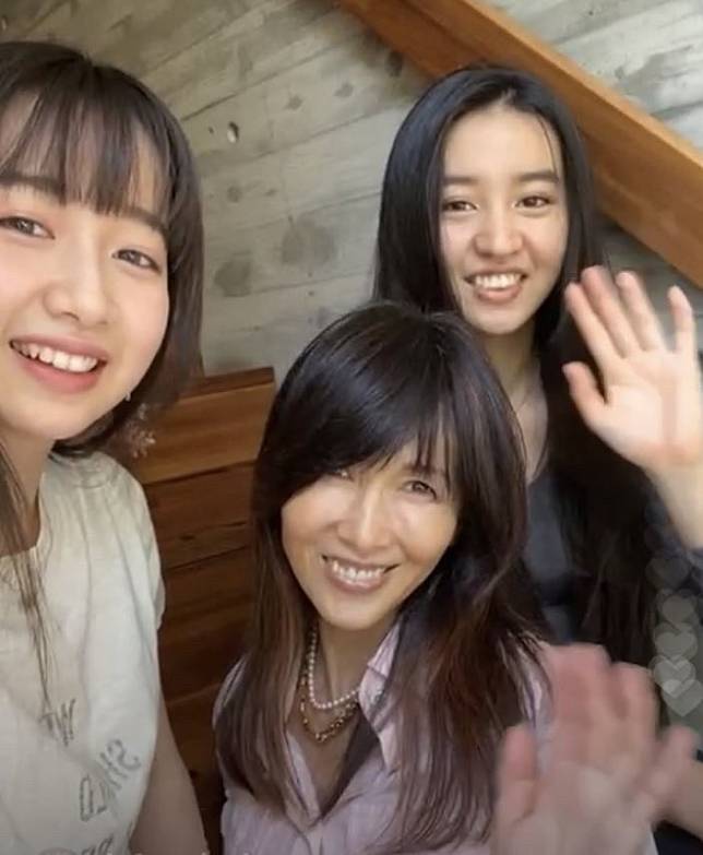 木村心美(左起)、工藤靜香和木村光希同時入鏡，祝粉絲母親節快樂。(翻攝自IG)