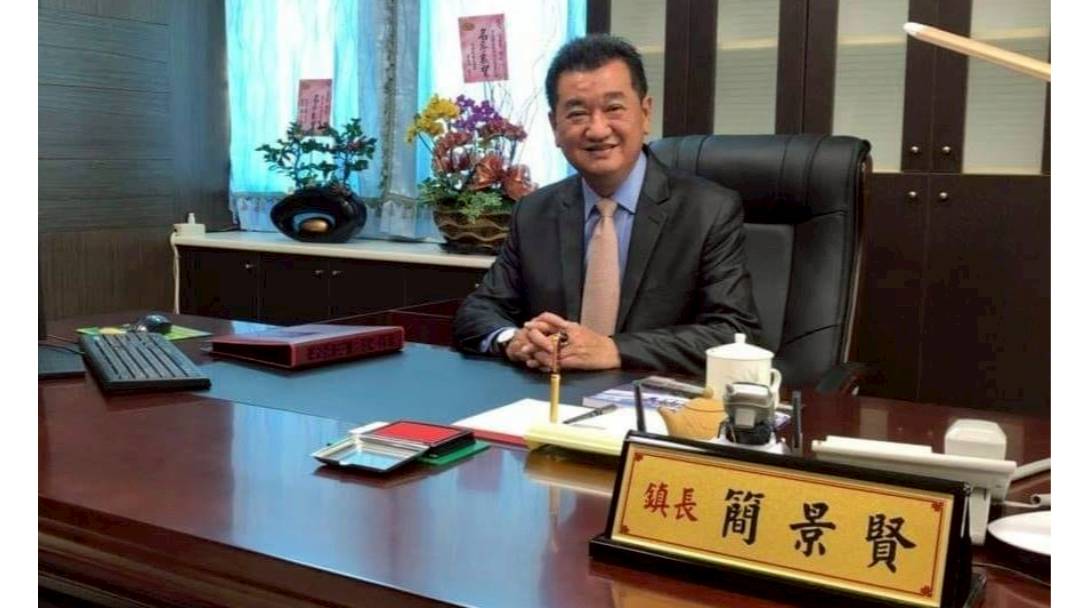 司機叫不醒急報案！草屯鎮長簡景賢驚傳深夜「辦公室猝逝」　享壽65歲 | 太報 | LINE TODAY