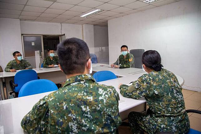 國防部表示，室內會議仍須佩戴口罩。(軍聞社)