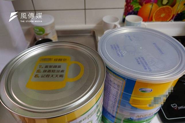 有會員發現好市多奶粉上的「防潮神物」不見，意外釣出內行人透露3招輕鬆解決。（圖／取自Costco好市多 商品經驗老實說）