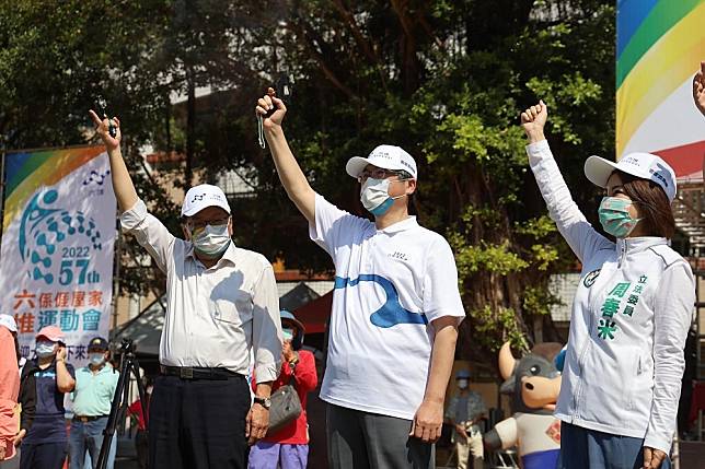 民進黨屏東縣長初選廝殺激烈，有名嘴和黨內派系要角分析，認為有屏東地方藍營林派和議長周典論支持的周春米（右1），增加藍營支持度，預估出線機會較大。（取自周春米臉書）