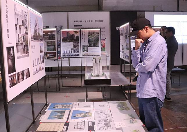 新北市府工務局與新北市建築師公會攜手辦理「新北建築設計展」，希望民眾藉由展覽認識都市更新策略及城市建築美學。　（記者吳瀛洲攝）