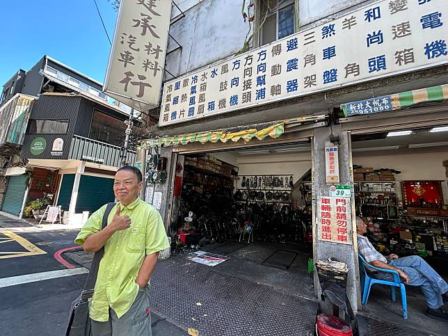 知名導演王小棣年輕時常到赤峰街一帶找朋友，對這裡的舊店、汽車零件店，都充滿回憶。攝影︰袁慧妍