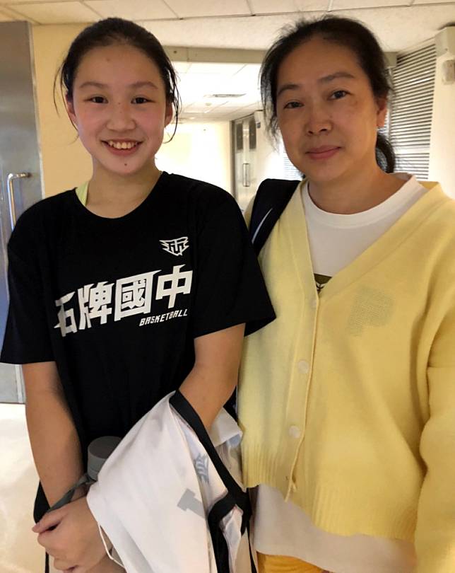 職籃T1台中太陽總經理汪蔚傑175公分愛女汪真依與媽媽教練高敏淇母女連心。