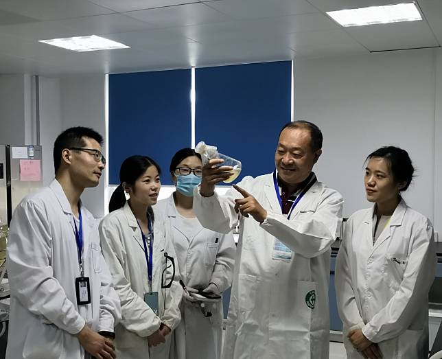 This photo taken in September 2023 shows Gao Wenyuan (2nd R), a professor at the School of Pharmaceutical Science and Technology, Tianjin University, leads his team to conduct a research at a lab in north China's Tianjin Municipality. (Xinhua)