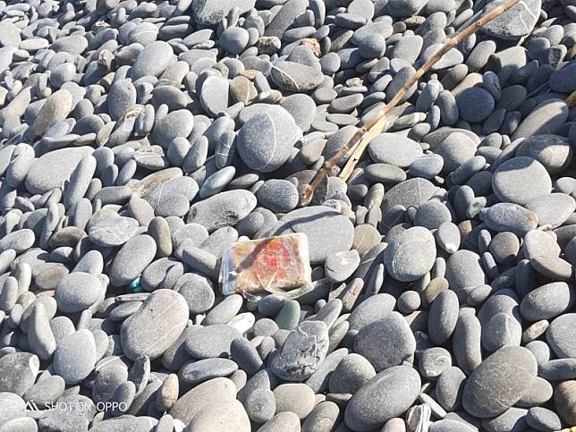 台東南田海岸是撿石勝地，今天下午竟撿到32塊海洛因磚(見圖)。(記者黃明堂翻攝)