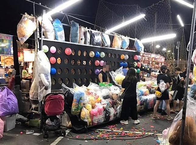 台南花園夜市某射氣球攤商被控利用話術，強收高額遊玩費用。（翻攝自我是台南人臉書）