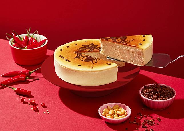 美英青花椒乳酪蛋糕將香濃的蛋糕昇華至另一個境界，讓濃、香、辣、麻一同在口中綻放著華麗繽紛的煙花，點亮了沉寂已久的味蕾小宇宙。（圖/起士公爵）