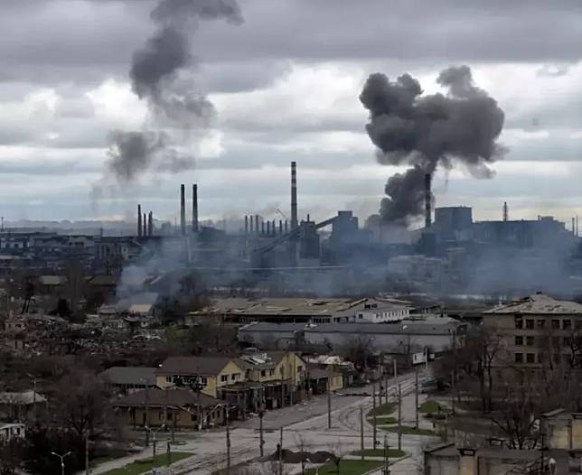 遭包圍攻擊的馬里烏波爾（Mariupol）的亞速鋼鐵廠（Azovstal steel factory）。   圖：翻攝陸網/海外網