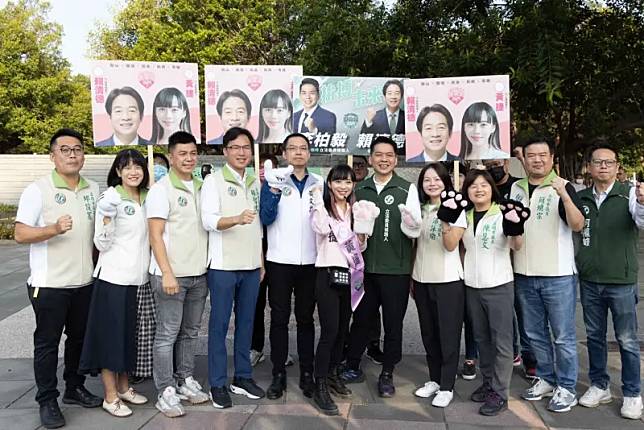 民進黨高雄隊挺黃捷，左楠區立委參選人李柏毅以及黃捷議會同事們特別跨區相挺陪站路口拜票。（圖／黃捷辦公室提供）