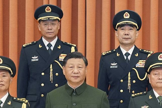 2023年7月31日，中國國家主席習近平晉升王厚斌（後左）及徐西盛（後右）為火箭軍司令員和政治委員。（AP）