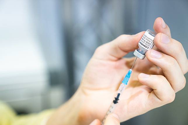 美白宮：聯邦政府承包商 12月8日前須接種疫苗。(圖:推特)