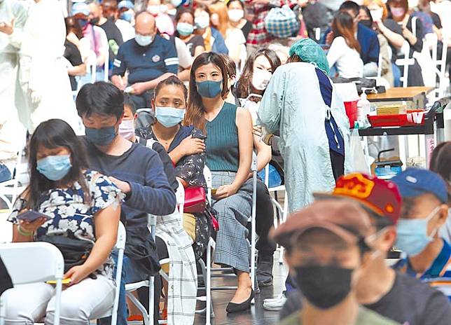 英國一項研究顯示，接種3劑疫苗者感染Omicron後，症狀持續時間僅為感冒的一半，位在台北車站大廳的接種站，11日有不少民眾前往施打。（劉宗龍攝）