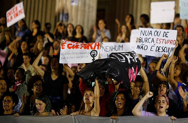 性侵未成年人的案件日趨高漲是一個全球難題。圖為2016年巴西一名16歲的少女遭到33人集體性侵後，數百名婦女上街要求政府保護女性，終止強暴文化。（資料照）   圖：達志影像 / 路透社